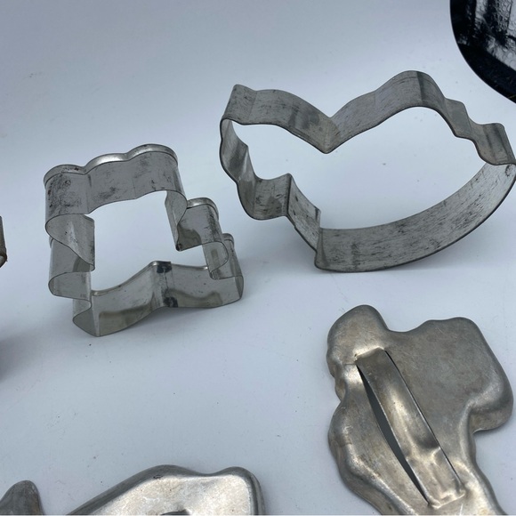 VTG Lot Of 10 Aluminum Metal Cookie Biscuit Cutters Santa Tree Angel Rabbit Bell - Picture 6 of 14